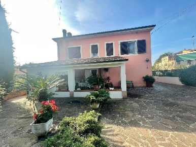 Foto Villa unifamiliare a Porcari Centro di 240 m² con 5 locali in vendita