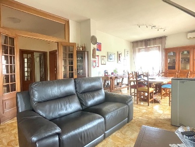Foto Villa bifamiliare a Monteroni d'Arbia Centro di 220 m² con 11 locali