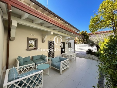 Foto Villa bifamiliare a Forte dei Marmi Centro di 150 m² con 6 locali