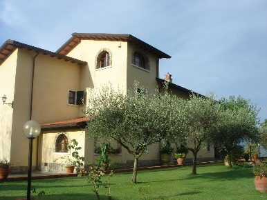 Foto Villa unifamiliare a Luni Casano Dogana Isola di 450 m² con 11 locali