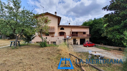 Foto Casa indipendente a Lamporecchio Centro di 384 m² con 17 locali