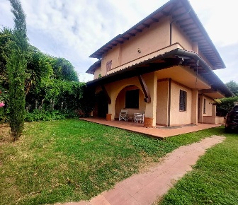 Foto Villa bifamiliare a Forte dei Marmi Centro di 200 m² con 7 locali