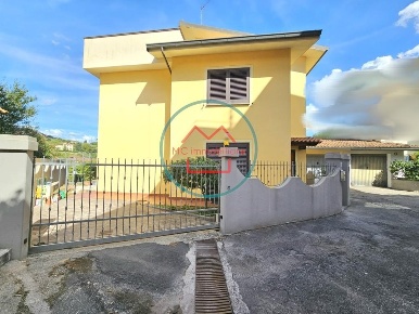 Foto Villa unifamiliare a Buggiano Borgo A Buggiano di 180 m² con 7 locali