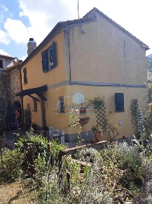 Foto Villa unifamiliare a Luni Ortonovo di 137 m² con 8 locali in vendita
