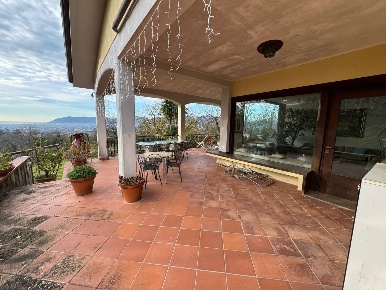 Foto Villa unifamiliare a Castelnuovo Magra di 450 m² con 20 locali
