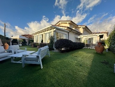 Foto Villa unifamiliare a Forte dei Marmi Vaiana di 274 m² con 10 locali