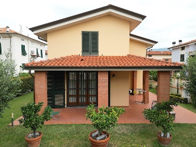 Foto Villa unifamiliare in Via delle Ville Prima, Lucca di 270 m²