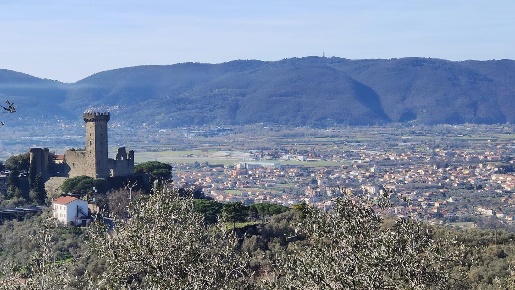 Foto Villa unifamiliare a Castelnuovo Magra Centro di 250 m² con 10 locali