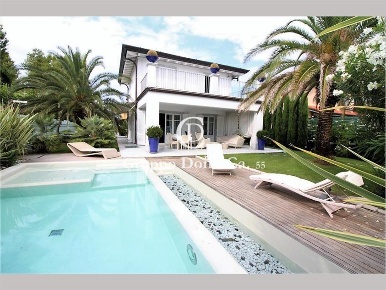 Foto Villa unifamiliare a Forte dei Marmi Vittoria Apuana di 350 m²