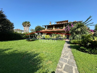 Foto Villa unifamiliare a Forte dei Marmi Vittoria Apuana di 300 m²