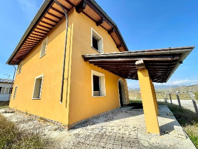 Foto Villa unifamiliare a Porcari di 210 m² con 5 locali in vendita