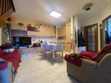 Foto Appartamento a Luni Luni Mare di 80 m² con 5 locali in vendita