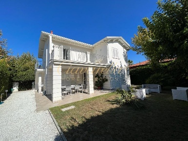 Foto Villa unifamiliare a Forte dei Marmi Centro di 200 m² con 6 locali