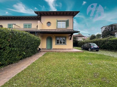 Foto Villa bifamiliare a Forte dei Marmi Centro di 145 m² con 6 locali