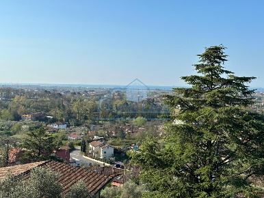 Foto Villa unifamiliare a Castelnuovo Magra Centro di 250 m² con 10 locali