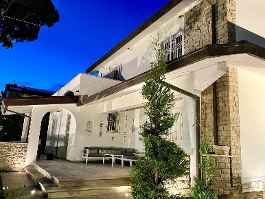 Foto Villa unifamiliare a Forte dei Marmi Centro di 200 m² con 6 locali