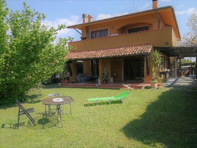 Foto Villa unifamiliare a Forte dei Marmi Vittoria Apuana di 370 m²