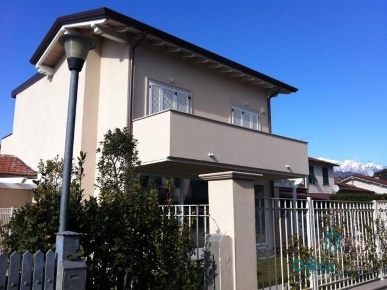 Foto Villa bifamiliare a Forte dei Marmi Centro di 160 m² con 6 locali