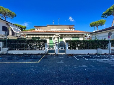 Foto Villa bifamiliare a Forte dei Marmi Vittoria Apuana di 180 m²