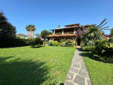 Foto Villa unifamiliare a Forte dei Marmi Vittoria Apuana di 300 m²