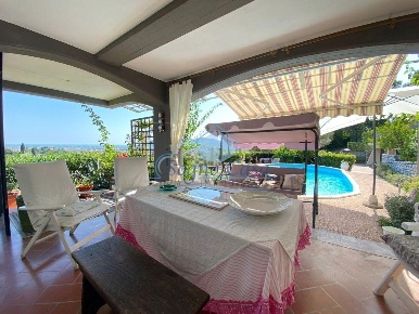 Foto Villa unifamiliare a Castelnuovo Magra Centro di 570 m² con 18 locali