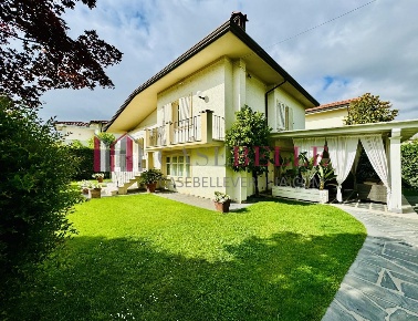 Foto Villa unifamiliare a Forte dei Marmi Centro di 140 m² con 6 locali