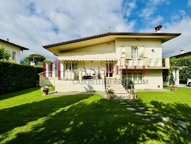 Foto Villa unifamiliare a Forte dei Marmi Centro di 140 m² con 6 locali
