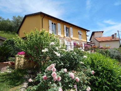 Foto Villa unifamiliare a Castelnuovo Magra Centro di 350 m² con 8 locali