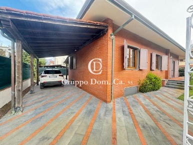Foto Villa unifamiliare a Forte dei Marmi Centro di 150 m² con 8 locali
