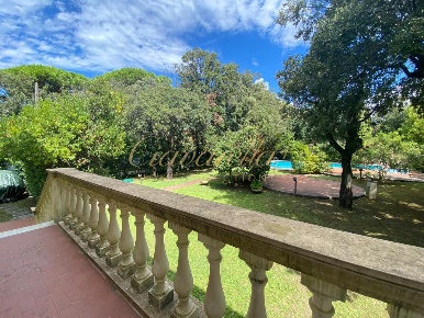 Foto Villa unifamiliare a Forte dei Marmi Centro di 350 m² con 7 locali