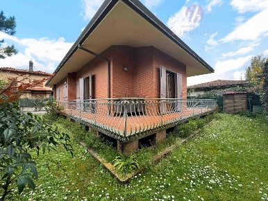 Foto Casa indipendente a Forte dei Marmi Centro di 194 m² con 10 locali
