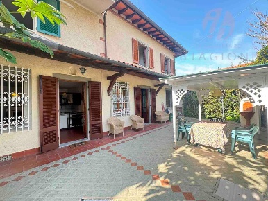 Foto Villa bifamiliare a Forte dei Marmi Centro di 115 m² con 4 locali