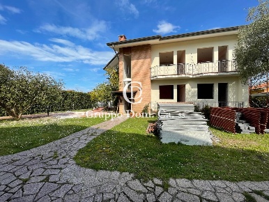 Foto Villa unifamiliare a Forte dei Marmi Vittoria Apuana di 420 m²