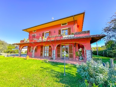 Foto Villa unifamiliare a Massa e Cozzile di 380 m² con 10 locali