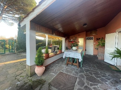 Foto Casa indipendente a Porcari Centro di 240 m² con 6 locali in vendita