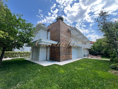Foto Villa unifamiliare a Forte dei Marmi Centro di 300 m² con 6 locali