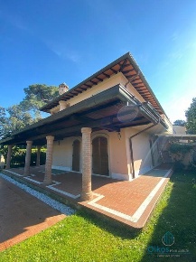 Foto Villa unifamiliare a Forte dei Marmi Centro di 240 m² con 11 locali