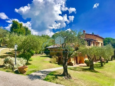Foto Villa unifamiliare a Castelnuovo Magra Centro di 300 m² con 10 locali
