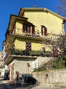 Foto Casa indipendente a Lamporecchio San Baronto di 300 m² con 12 locali
