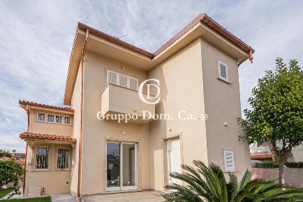 Foto Villa unifamiliare a Forte dei Marmi Centro di 230 m² con 9 locali