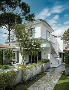 Foto Villa unifamiliare a Forte dei Marmi Centro di 230 m² con 9 locali