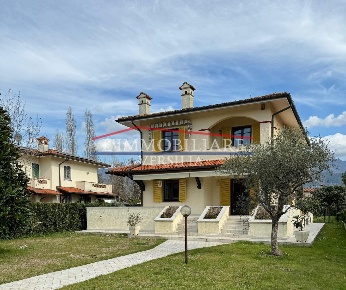 Foto Villa unifamiliare a Forte dei Marmi Centro di 180 m² con 6 locali