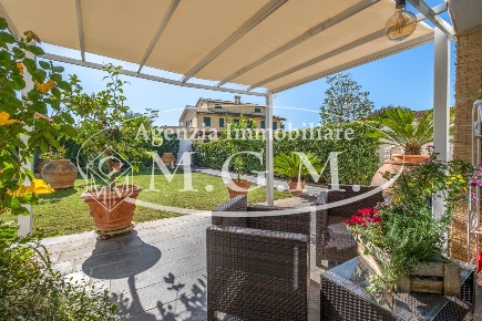 Foto Villa bifamiliare a Bientina di 240 m² con 10 locali in vendita