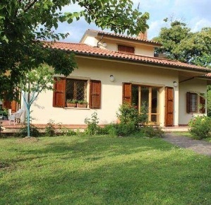 Foto Villa unifamiliare a Lamporecchio San Baronto di 290 m² con 8 locali