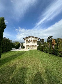 Foto Villa unifamiliare a Forte dei Marmi Centro di 390 m² con 8 locali