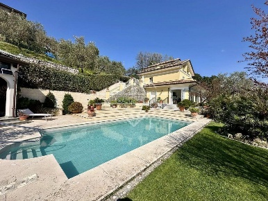 Foto Villa unifamiliare a Castelnuovo Magra di 350 m² con 7 locali