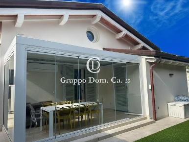 Foto Villa bifamiliare a Forte dei Marmi Centro di 110 m² con 7 locali