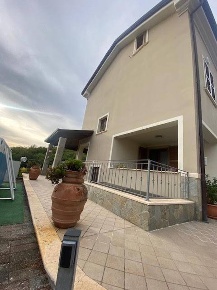 Foto Villa bifamiliare a Castelnuovo Magra di 230 m² con 6 locali
