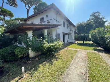Foto Villa bifamiliare a Forte dei Marmi di 150 m² con 6 locali in vendita