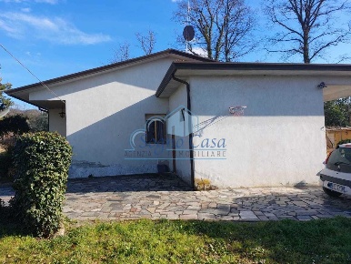Foto Villa unifamiliare a Castelnuovo Magra Centro di 170 m² con 7 locali